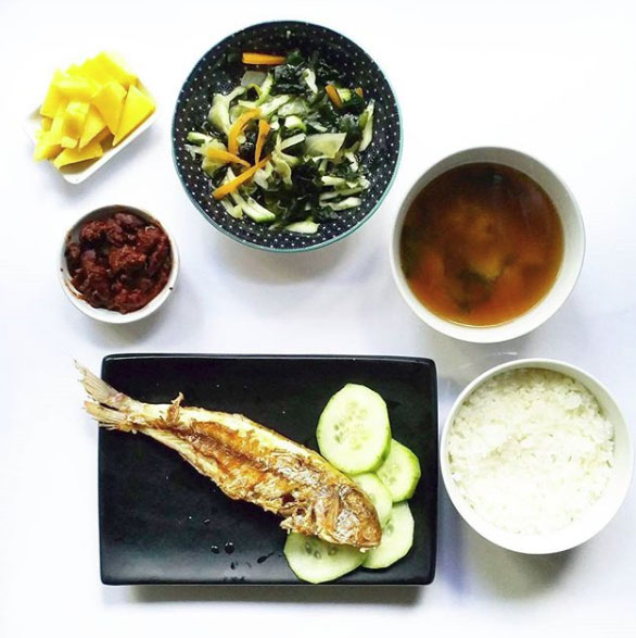 desayuno tradicional japonés contiene, sopa de miso, arroz cocido,pescado a la parrilla, encurtidos, una sunomono