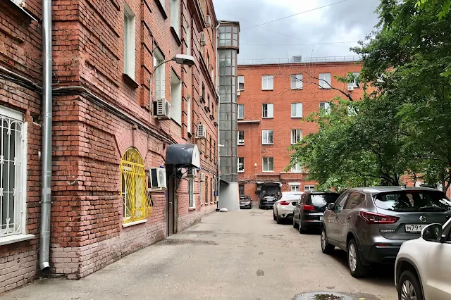 улица Большая Якиманка, дворы, бизнес-центр «Якиманка 38»