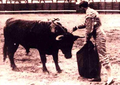 Joselito descabellando con la puntilla
