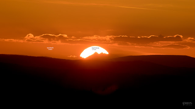 Zachód słońca za Tatrami z połoninki na Dziale nad Dźwiniaczem Dolnym.