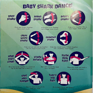 英文兒歌繪本推薦Baby Shark! Doo Doo Doo Doo Doo Doo，以Baby Shark Family and Friends為主角，圍繞著這個主題所編寫的兒歌與舞蹈動作。PinkFong這首Baby Shark兒歌是目前Youtube上點閱率最高的影片，適合0-4歲兒童唱跳玩