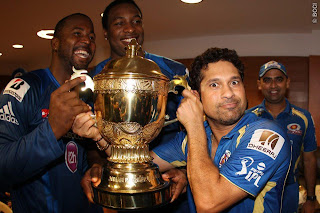 Dwayne-Smith-Kieron-Pollard-Sachin-Tendulkar-celebrates-MI-Win-IPL-2013