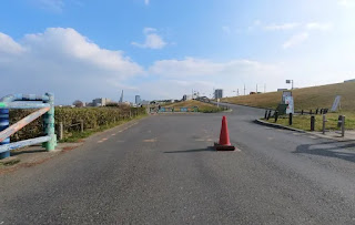 淀川土手下の車止め