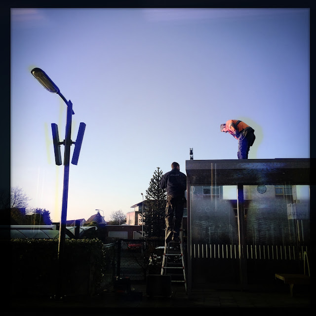 Fluorescerende mensen, station Duiven. Hipstamatic: Franklin + W40. Foto: Robert van der Kroft