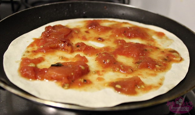 Pizza de frigideira de berinjela e abobrinha