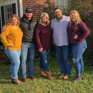 Koe Wetzel with his family (mom-dad & siblings sisters)