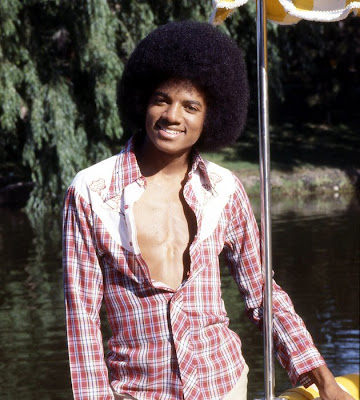 Michael Jackson posing for publicity after signing a contract with Epic Records, the home her brother Jackie Jackson on August 17, 1978 in Westlake Village, California. (Photo: Gregg Cobarr / WireImage)  Michael Jackson in 1979.