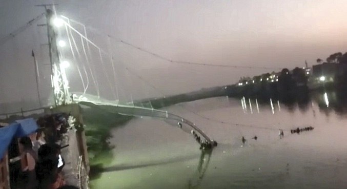  Tragédia deixa ao menos 60 mortos após ponte suspensa desabar; VEJA VÍDEO