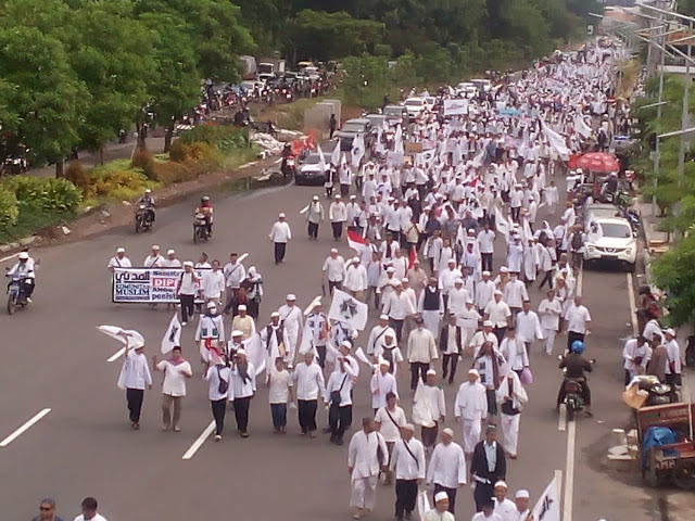 Puluhan Ribu Umat Islam Surabaya Tuntut Ahok Untuk Diadili Atas Kasus Penistaan Al-Qur'an 