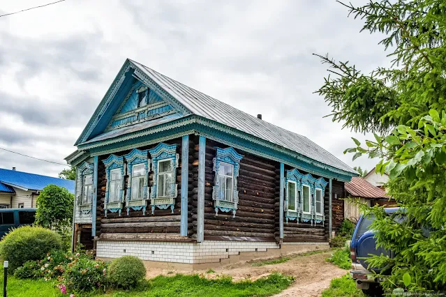 Деревенский дом с резными наличниками и декором