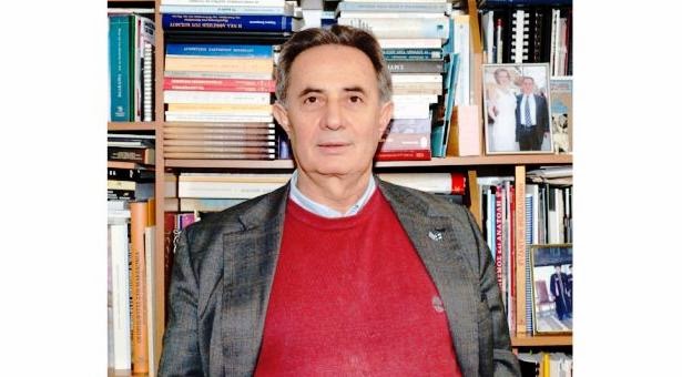 Ο Καθηγητής Κώστας Φωτιάδης στο ΤΕΙ Καστοριάς, σε κοινή εκδήλωση Ποντιακών σωματείων, για τη Γενοκτονία των Ελλήνων του Πόντου