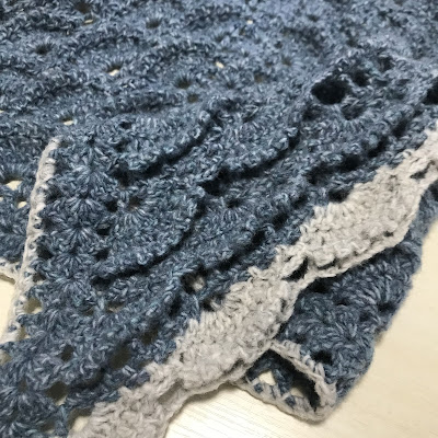 ふんわりメランジで編んだ三角ショール