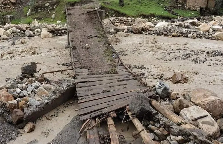 Fuertes lluvias afectan caminos puentes en el distrito de Parobamba