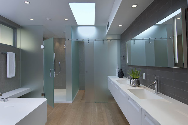 Picture of large modern bathroom