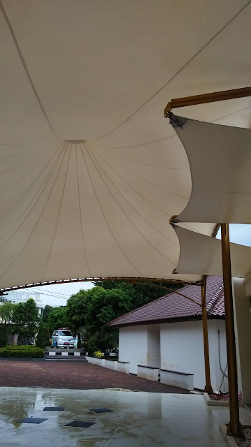 Cleaning Atap Membrane Kerucut Masjid