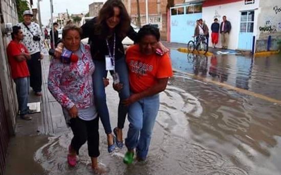 Cargan a reportera de TV Azteca que cubría inundaciones