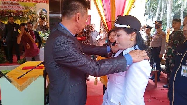 Resmi Dilantik Sebagai Pjs. Kades Balam Jaya, Begini Harapan Bupati Rohil kepada Emi Siringoringo