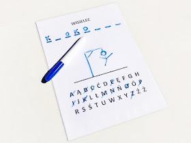 na zdjęciu plansza wydrukowana i zalaminowana a na niej gotowy alfabet, obok leży niebieski mazak suchościeralny, którym wpisujemy odgadywane wyrazy
