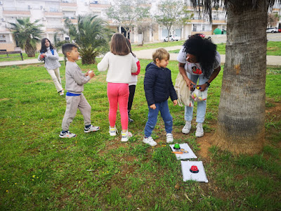 Yocelín Mejía Betances dirigiendo una actividad educativa en el exterior con estudiantes.