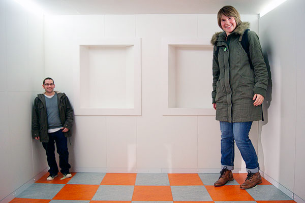 Una pareja en la 'Habitación de Ames'.