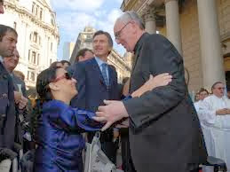 Jorge Bergoglio, Gabriela Michetti y Mauricio Macri en las puertas de la Catedral Metropolitana