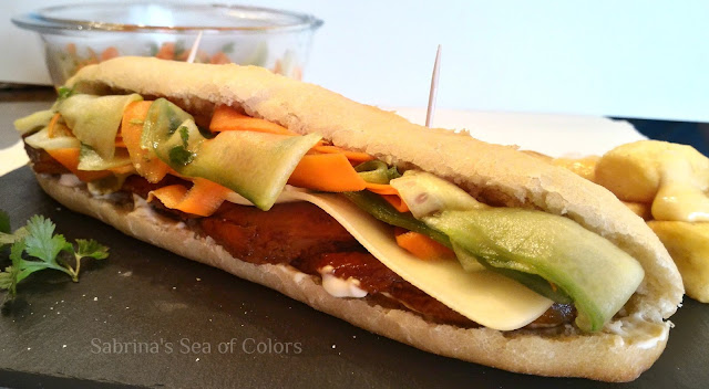 Bocata_de_pollo_oriental_en_pan_bánh_mì