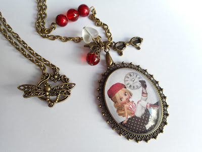 http://www.alittlemarket.com/collier/fr_collier_vintage_cabochon_verre_bronze_miss_beret_rouge_rouge_noir_blanc_breloques_coeur_reserve_-16550750.html