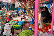 Turun ke Pasar Tradisional,  Babinsa Pantau Harga Sembako  