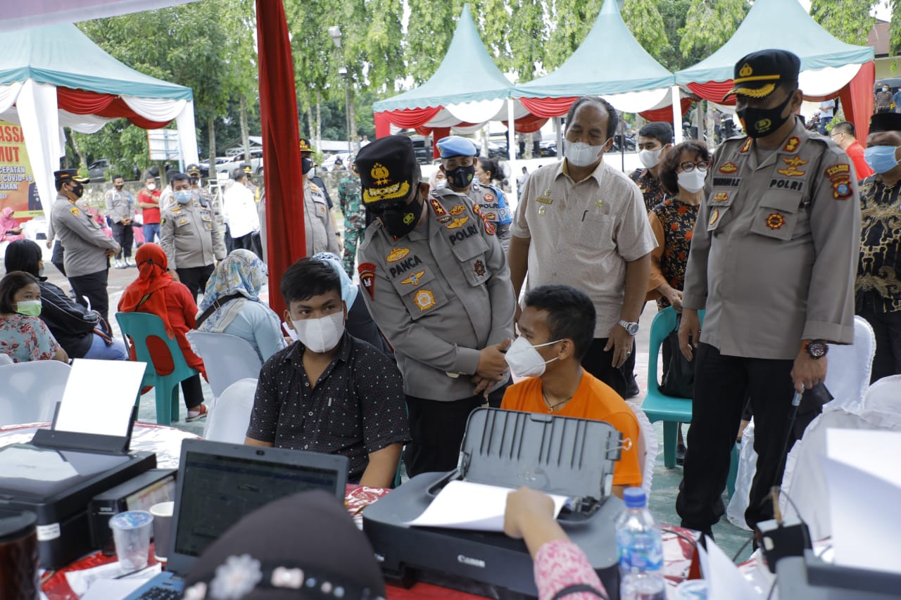 Wabup Asahan Mendampingi Kapolda Sumut Meninjau Langsung Pelaksanaan Vaksinasi Covid 19