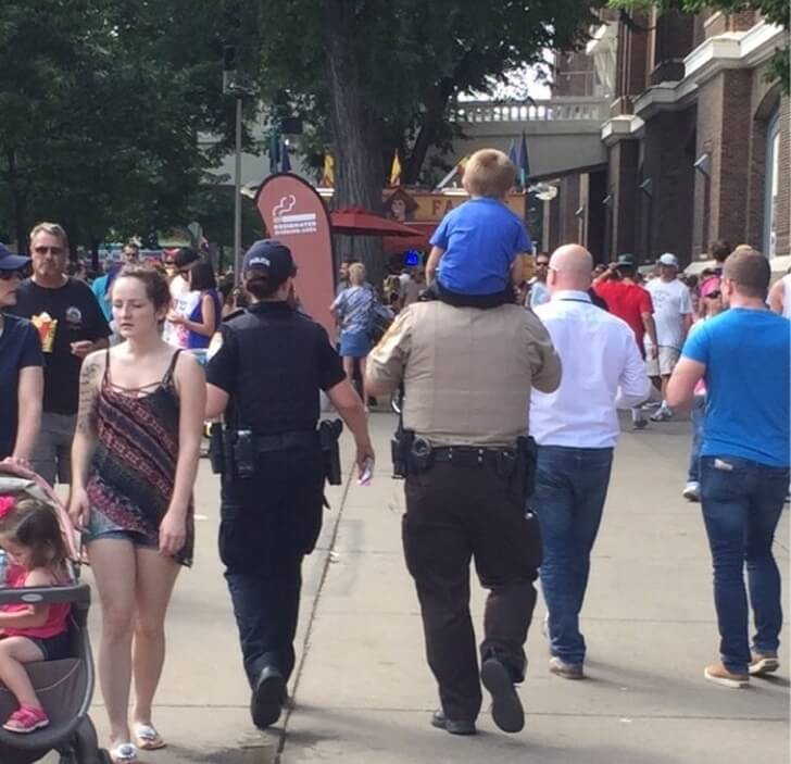 20 Times Police Officers Showed Their Kindness