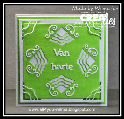 Een wit-groen felicitatiekaartje met hoekjes "in" en "op" het papier. A white-green congratulatory card with corners "in" and "on" the paper.