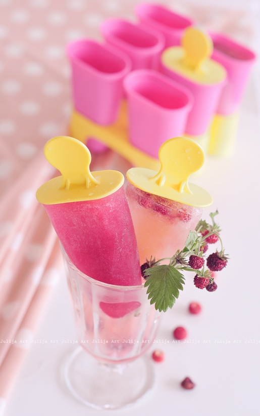 Yummy and Pretty DIY Frozen Fruit Popsicles - via BirdsParty.com