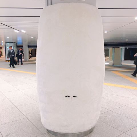 駅の柱の面白広告6つ 東京駅の構内の柱が白いもふもふに O ミライノシテン