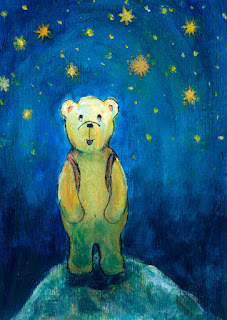 Aija Saukkosen kuvittama postikortti söpöstä nallesta, joka ihmettelee maailmaa tähtitaivaan alla. A postcard illustration of a teddy bear under the starry sky.