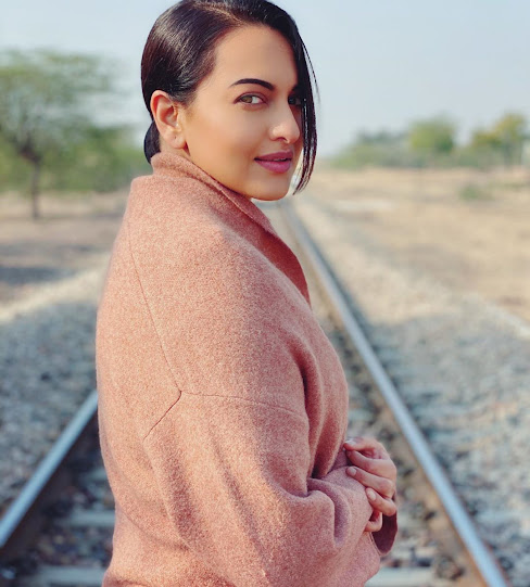 sonakshi sinha close up on railway track