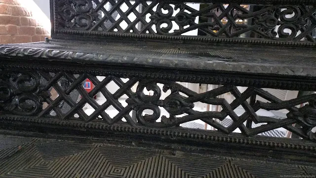 Кованная решетка на чугунной лестнице