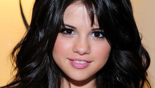 selena gomez casual fashion 2011. selena gomez and demi lovato