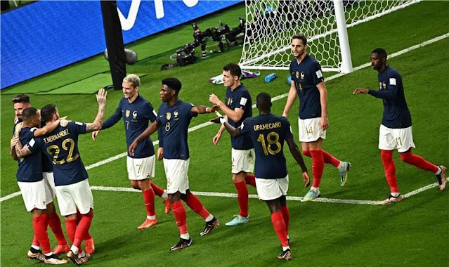 وكالة البيارق الإعلامية افتتحت فرنسا مشوارها في كأس العالم FIFA قطر 2022™ بفوز كبير على أستراليا 4-1 يوم الثلاثاء ضمن المرحلة الأولى من مباريات المجموعة الرابعة.  وفاجأت أستراليا أبطال العالم عندما افتتح غودوين التسجيل مع الدقيقة التاسعة.  وانتظرت فرنسا حتى الدقيقة السابعة والعشرين لتعدل النتيجة بفضل رابيو قبل أن يضيف جيرو هدف التقدم بعدها بخمس دقائق.  وسجّل كيليان مبابي الهدف الثالث بعد أن عانده الحظ في عدة مناسبات (68)، قبل أن يهدي بنفسه كرة الهدف الرابع لجيرو (71).   وتصدرت فرنسا المجموعة برصيد ثلاث نقاط متقدمة على تونس والدنمارك بعد تعادلهما دون أهداف (نقطة لكل منهما) فيما أصبحت استراليا في المركز الأخير دون رصيد من النقاط.