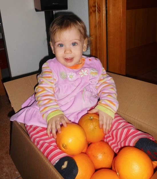 mi niña con sus naranjas 