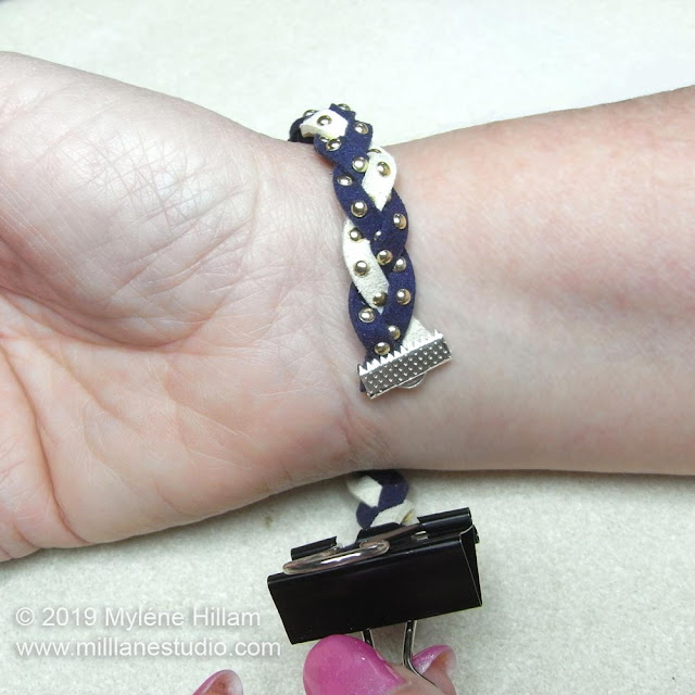 Measuring the bracelet on your wrist