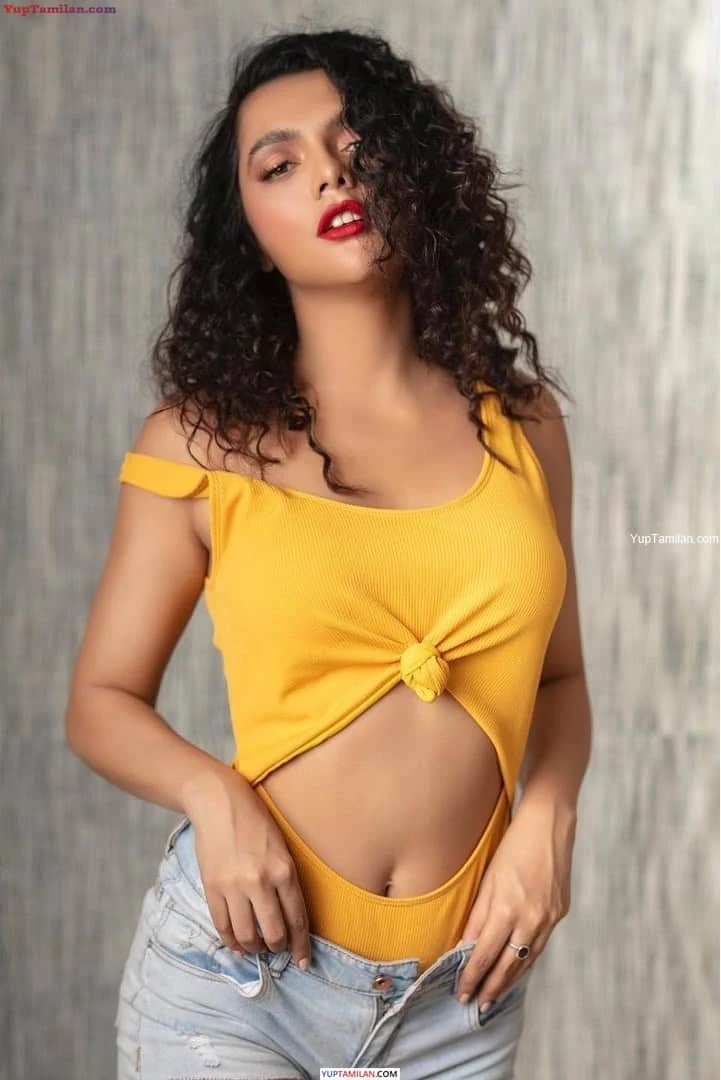 Ruhi Singh Hottest Navel Show | Sexy Cleavage Photos