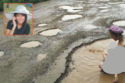 Banyak Jeglongan Sewu, Cewe Cantik ini Demo dengan Mandi di Tengah Jalan.