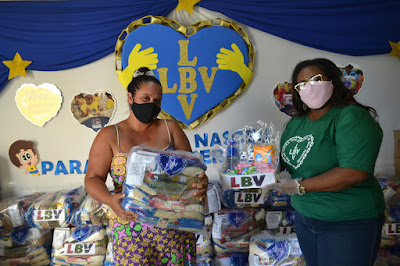 Com a ajuda do povo, LBV entrega doações de alimento, kits de limpeza, higiene e fraldas às famílias de Lauro de Freitas.