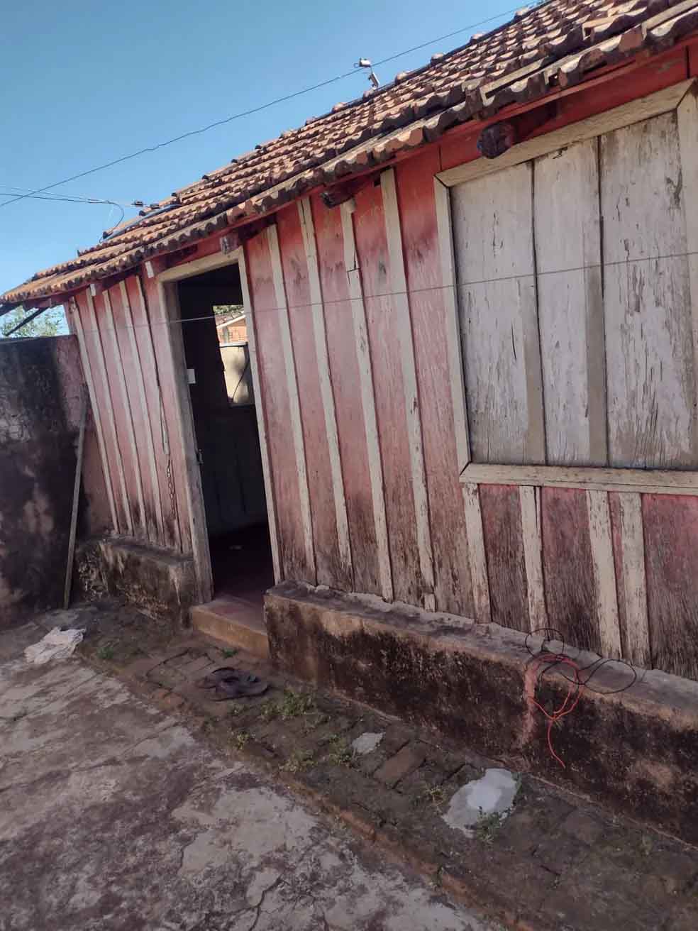 Bombeiros resgatam cachorro e controlam incêndio em residência de Botucatu