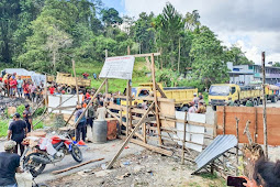 Massa Buka Palang Jalan Trans Jayapura-Wamena di Elelim