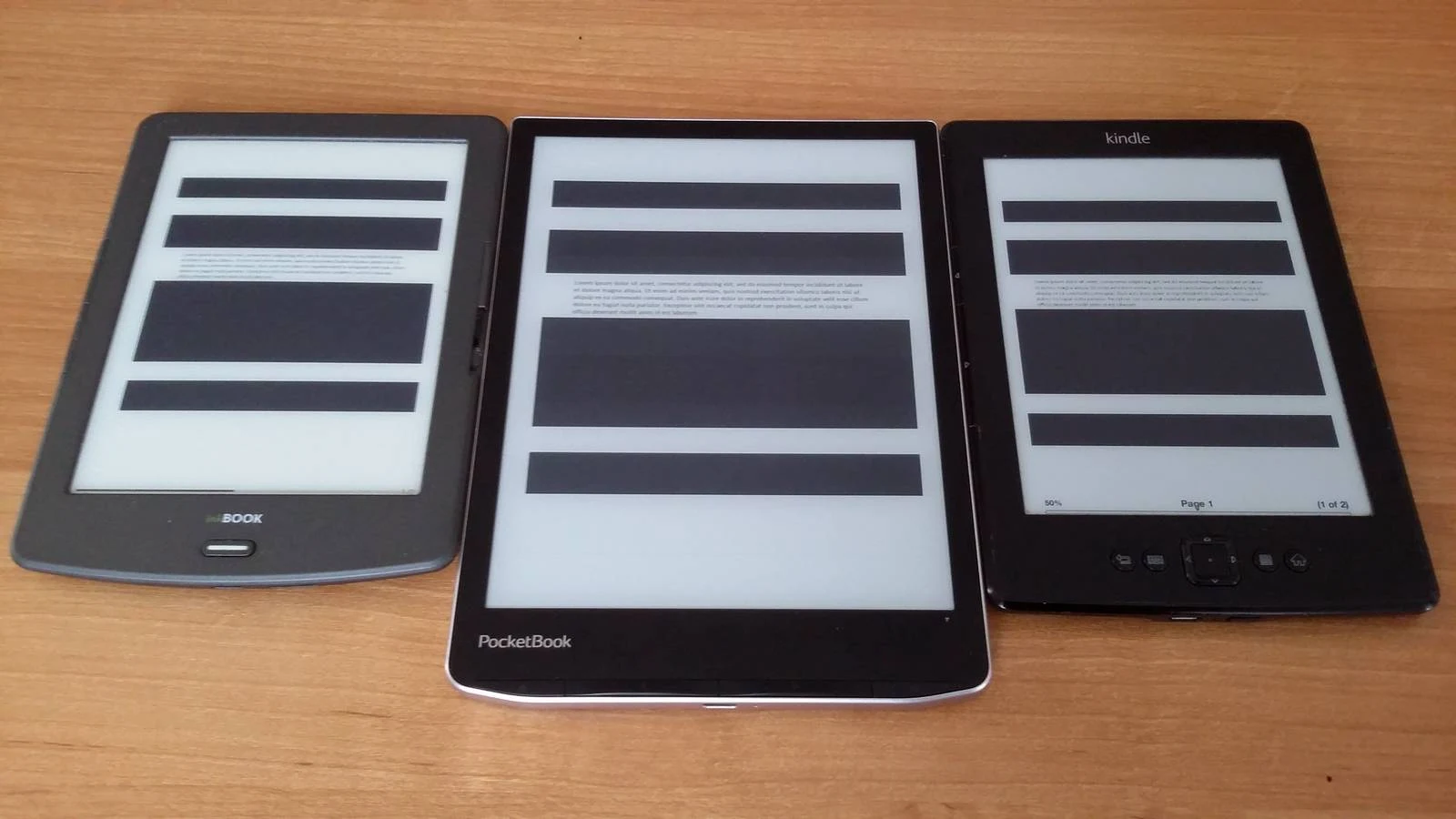 Ekran w PocketBook InkPad 4 z wyłączonym podświetleniem w porównaniu z Kindle 5 i InkBook Classic 2