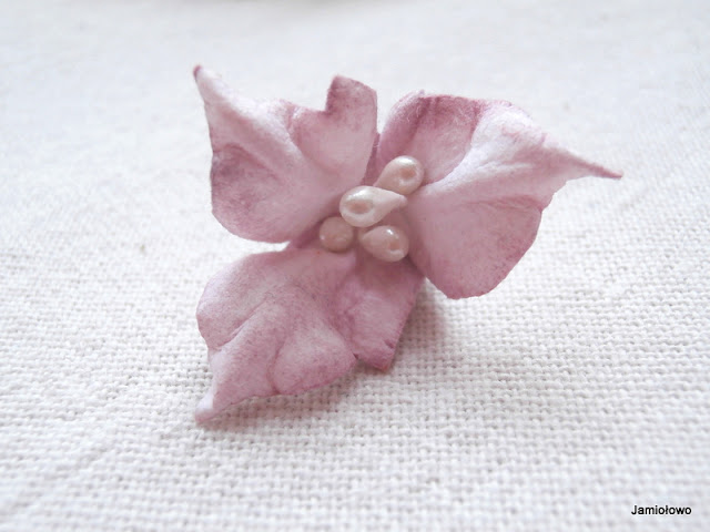 lilia z papieru ręcznie robiona