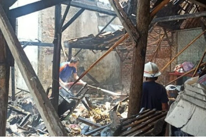 Ditinggal Pemiliknya, Sebuah Rumah Di Ponorogo Hangus Terbakar