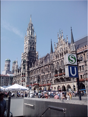 Marienplatz, la plaza principal de München (Munich). Salida (S+U-Bahn)