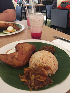 wanita muslim makan di khalayak ramai di bulan ramadhan